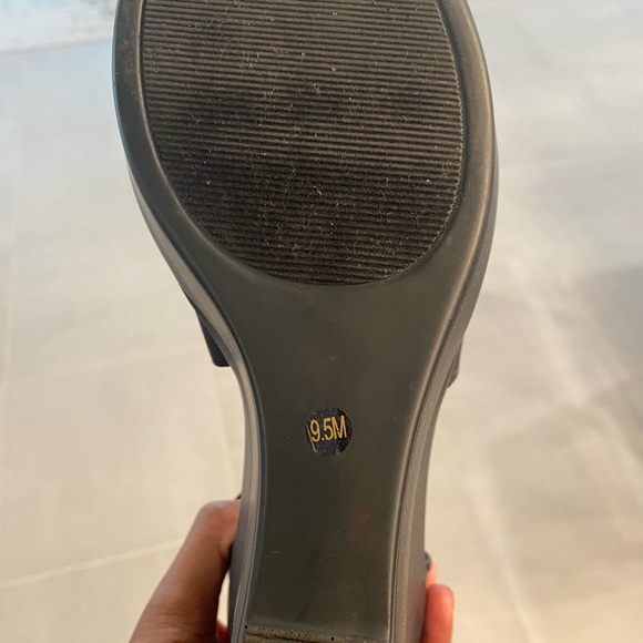 Strappy black heeled shoes. - Picture 4 of 4